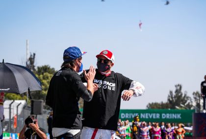 Fernando Alonso和Kimi Raikkonen谈话。墨西哥，11月2021年。