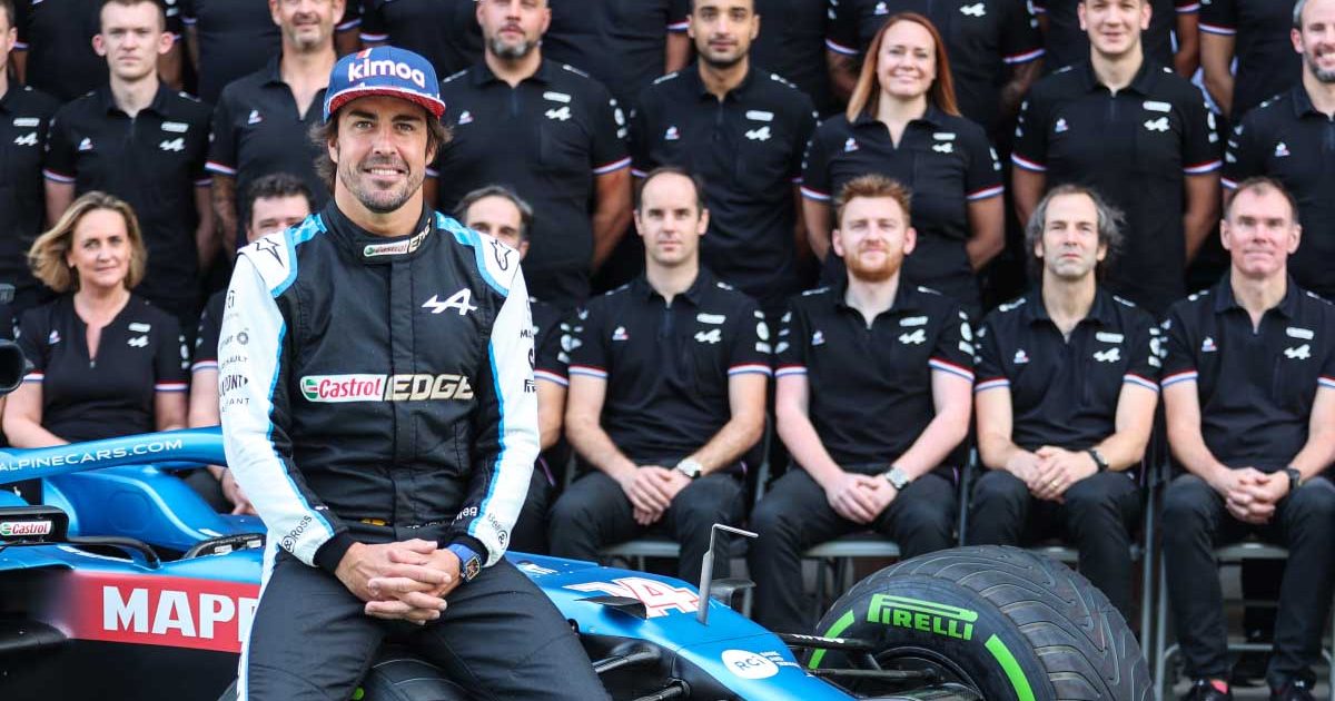 Fernando Alonso poses with his team. Abu Dhabi December 2021.