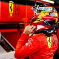 Carlos Sainz faces the Ferrari garage wall. Abu Dhabi, December 2021.