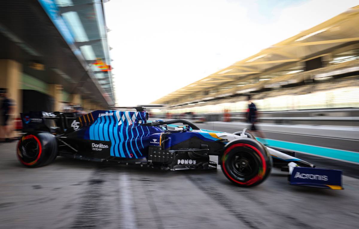 Logan Sargeant sort la Williams du garage lors des essais d'Abu Dhabi.  Yas Marina Décembre 2021.