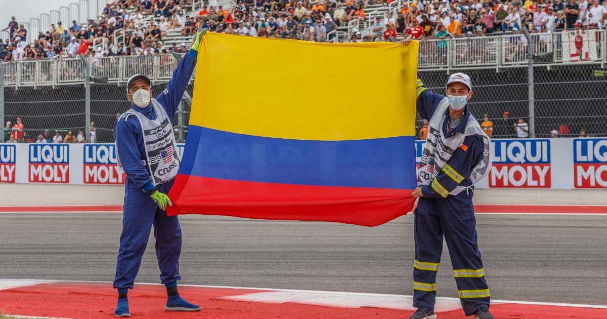 一级方程式法警举起了哥伦比亚国旗。2021年10月美国。