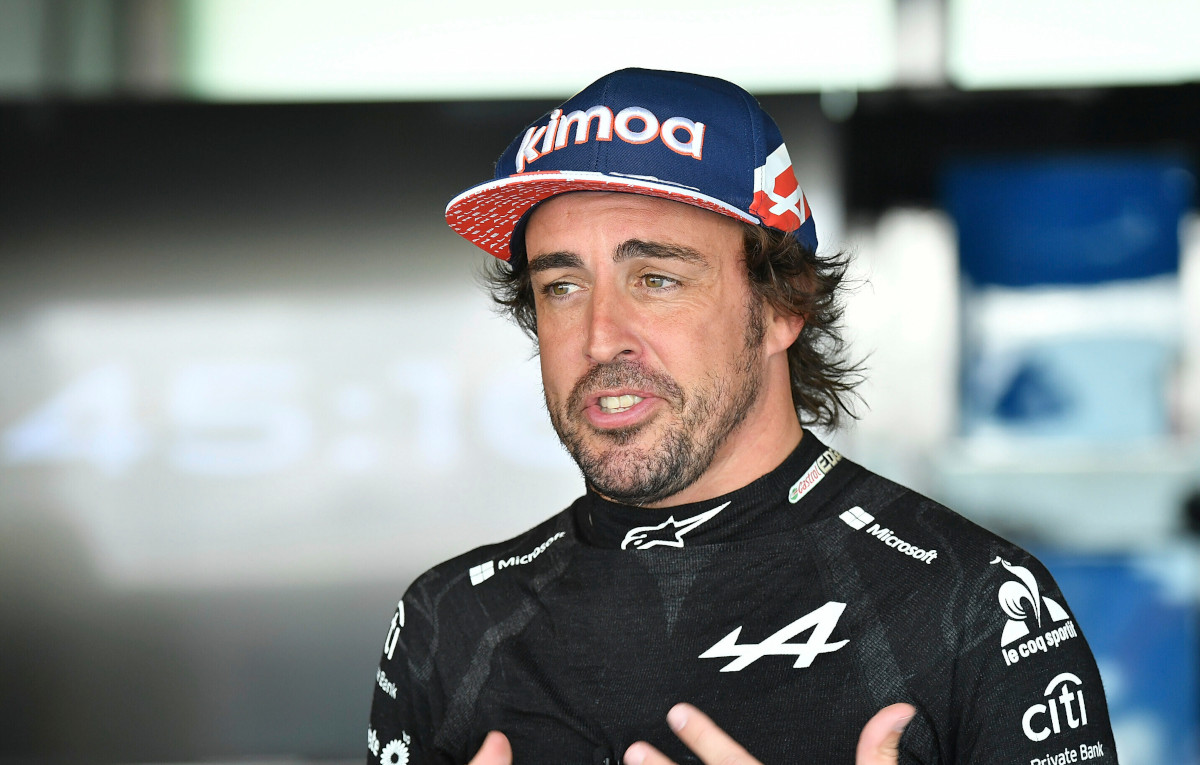 Fernando Alonso gestures as he speaks. Abu Dhabi December 2021