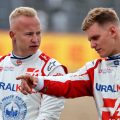 Haas Driver Mick Schumacher向Nikita Mazepin指出了一些东西。Silverstone 2021年5月