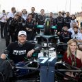 在阿布扎比大奖赛前，Valtteri Bottas和Tiffany Cromwell在他的奔驰车旁摆姿势。2021年12月。