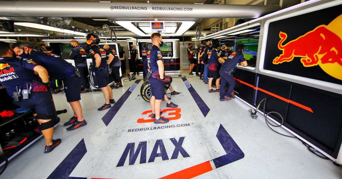 Max Verstappen的红牛车库里的车手在赛道上。巴西2021年11月