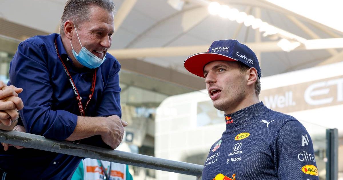 Max Verstappen在阿布扎比大奖赛上与Jos交谈。2021年12月。