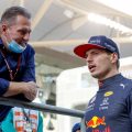 Max Verstappen在阿布扎比大奖赛上和Jos交谈。2021年12月。