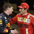 Carlos Sainz向阿布扎比的Max Verstappen表示祝贺。