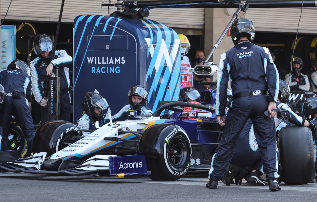 George Russell makes a pit-stop for Williams. Mexico City November 2021.