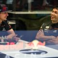 Max Verstappen和Alex Albon微笑着聊天。巴西,2021年11月。