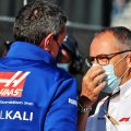 Guenther Steiner与F1负责人Stefano Domenicali交谈。Zandvoort 2021年9月