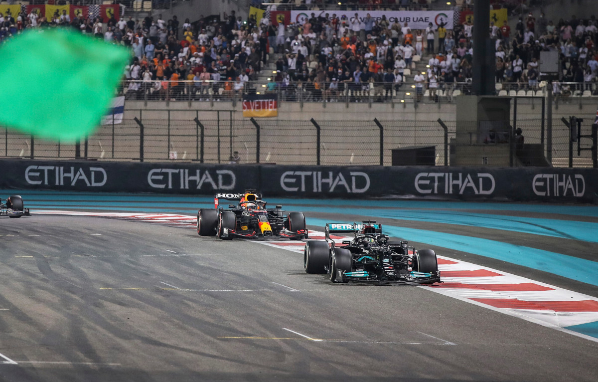 Lewis Hamilton and Max Verstappen start final lap. FIA F1 Abu Dhabi December 2021