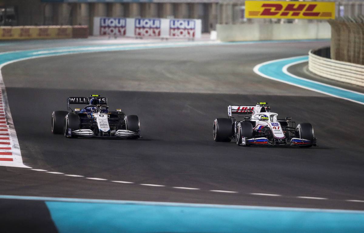 在阿布扎比大奖赛中，米克-舒马赫和尼古拉斯-拉蒂菲在一起。亚斯码头2021年12月。