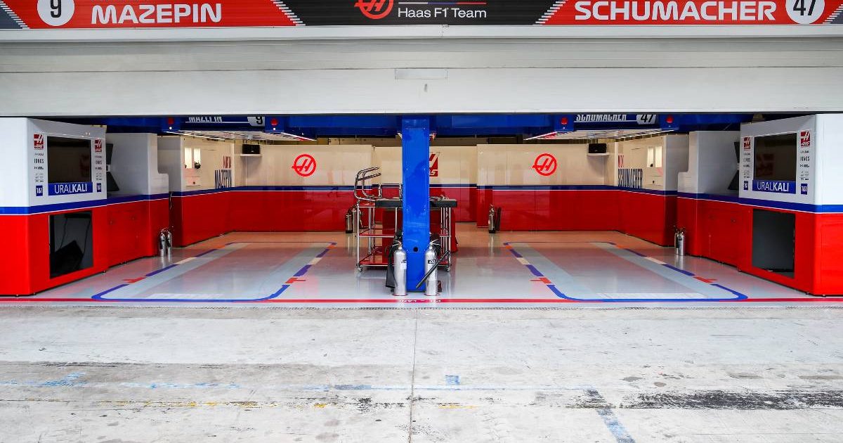 空荡荡的哈斯F1车库。巴西,2021年11月。