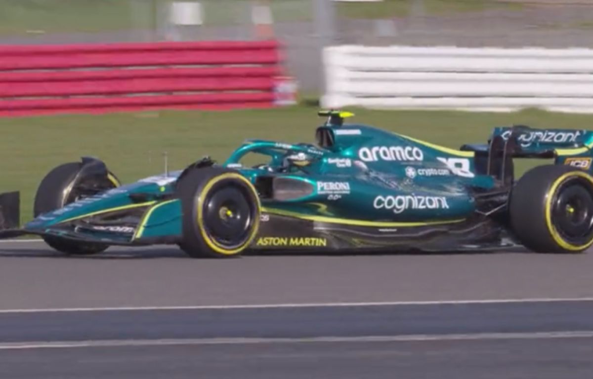 Lance Stroll drives the AMR22 at Silverstone. England, February 2022.