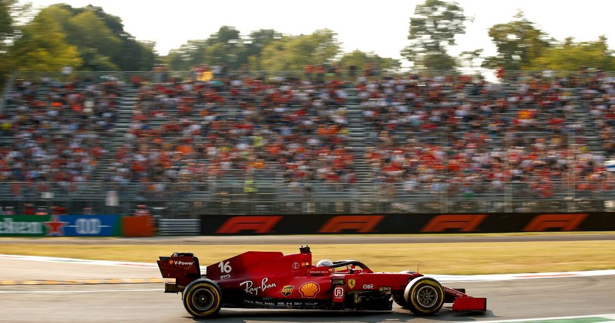 查尔斯·勒克莱尔的法拉利驶过意大利大奖赛的看台。2021年9月蒙扎。
