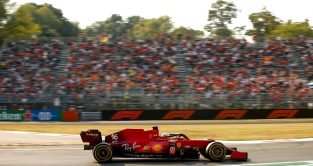查尔斯·勒克莱尔的法拉利经过意大利大奖赛的看台。蒙扎2021年9月。