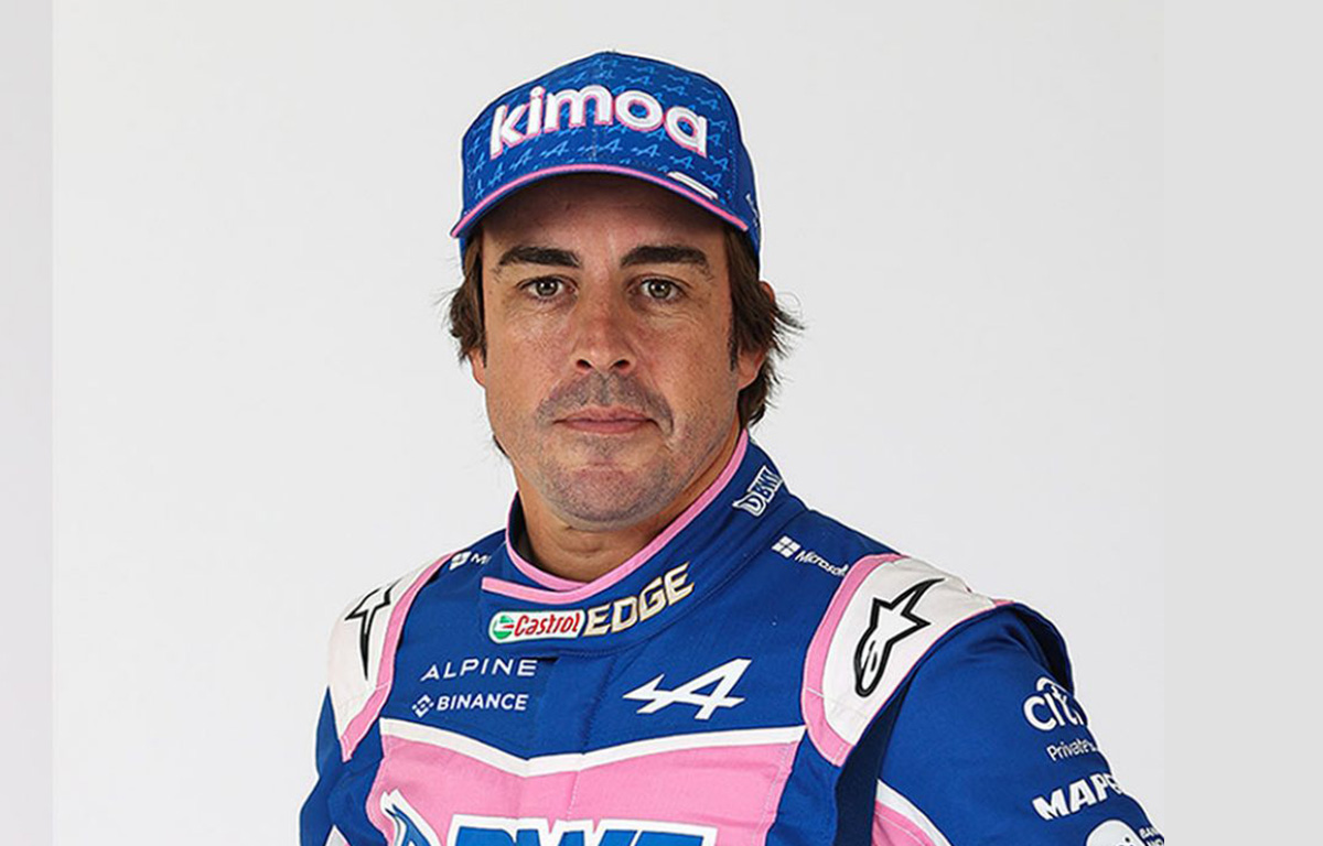 Fernando Alonso在新的Alpine Race Suit。2022年2月