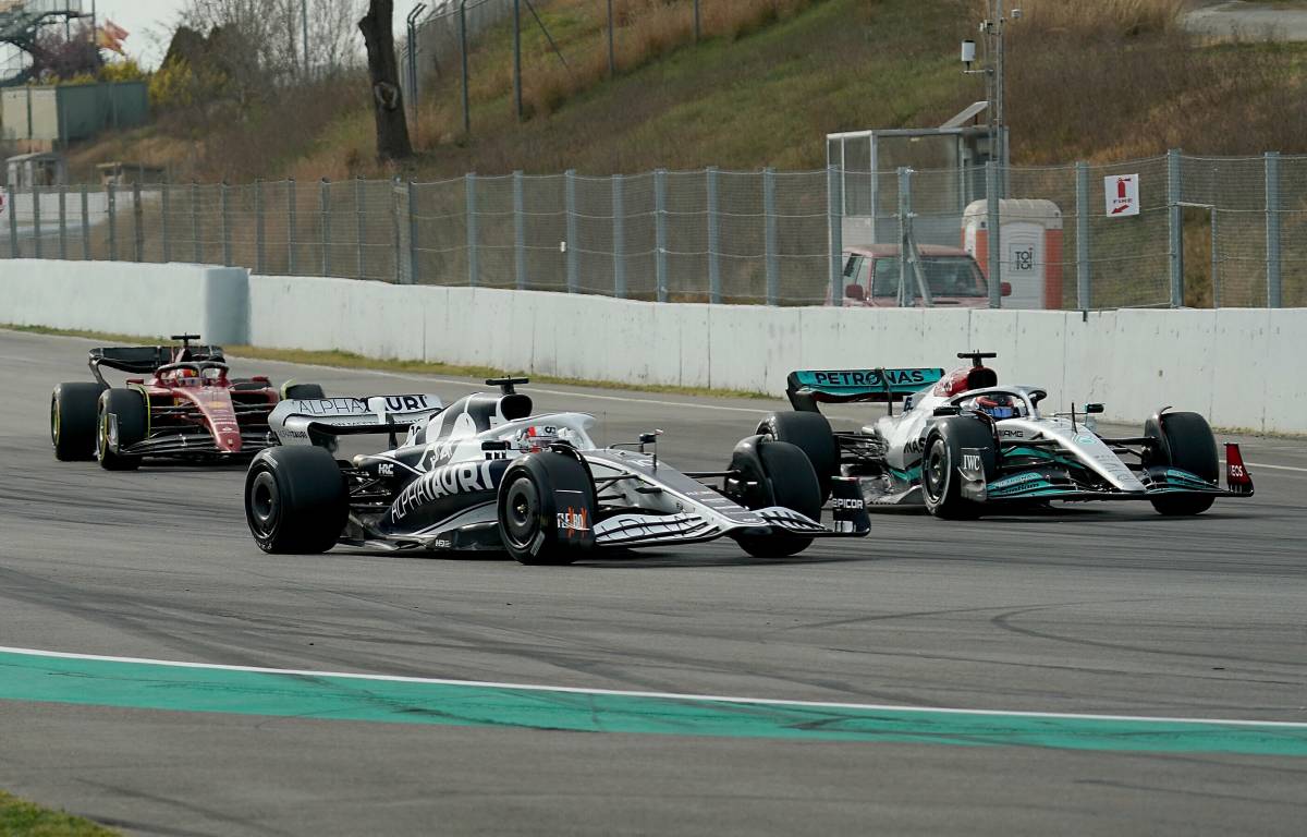 皮埃尔·加斯利（Pierre Gasly），乔治·罗素（George Russell）和查尔斯·莱克莱克（Charles Leclerc）在季前测试中。巴塞罗那2022年2月。