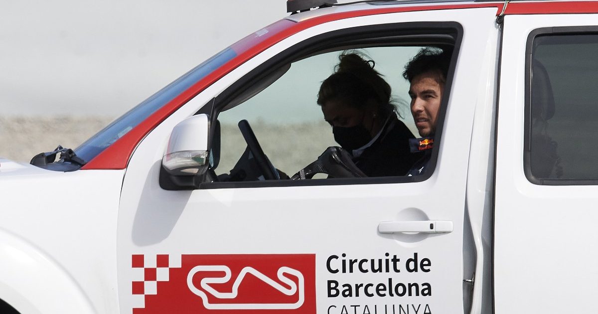 塞尔吉奥·佩雷斯在巴塞罗那驾车离开。西班牙,2022年2月。