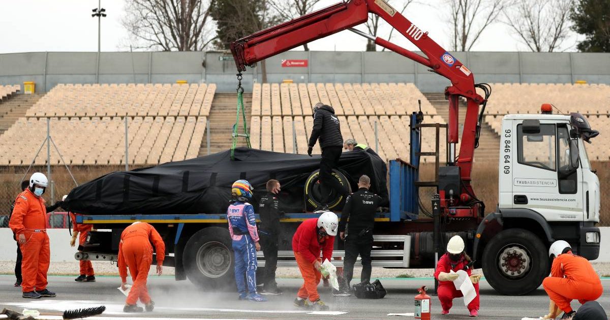 费尔南多·阿隆索的阿尔卑斯在抛锚后被装载到拖车上。巴塞罗那2022年2月。