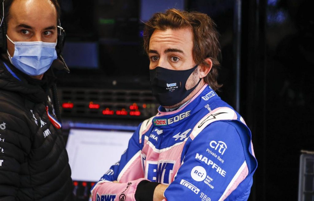 Fernando Alonso sigue confiado pese a que le paró el humo en el test de Barcelona