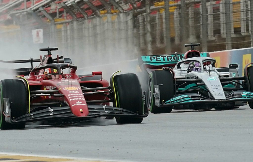 Carlos Sainz in the wet with Lewis Hamilton in testing. Barcelona February 2022