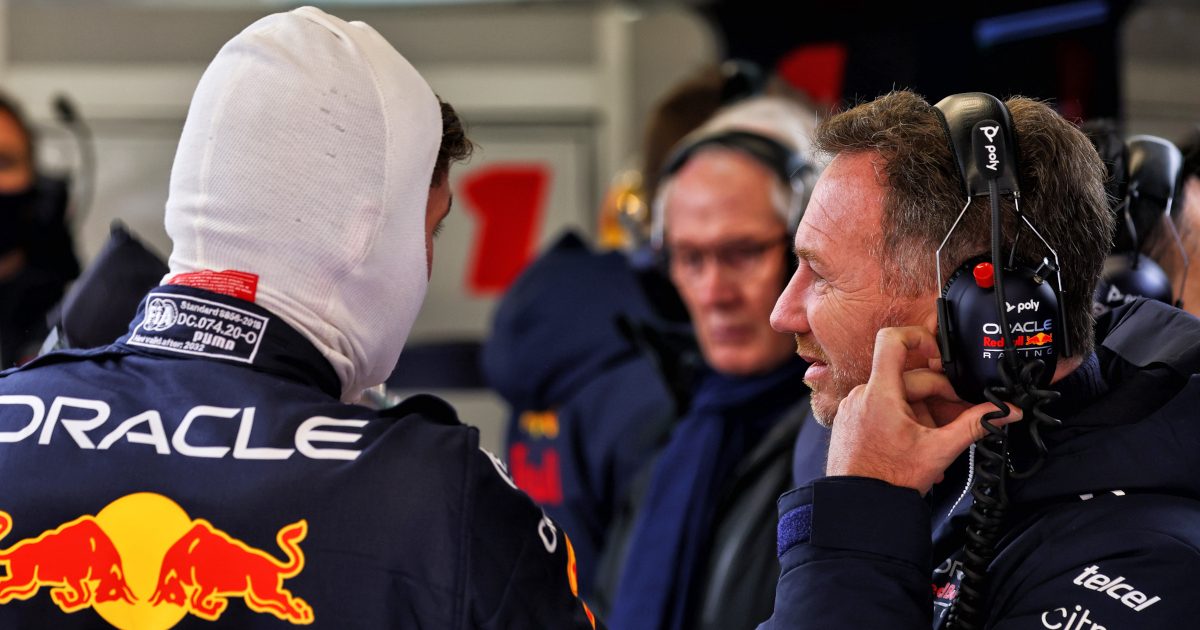Christian Horner与Max Verstappen谈话，Helmut Marko在背景中。巴塞罗那2022年2月