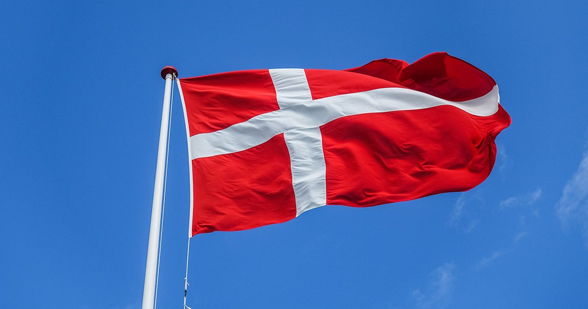 丹麦国旗在风中飘扬。2022年3月