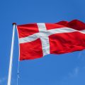 丹麦国旗在风中飘荡。2022年3月