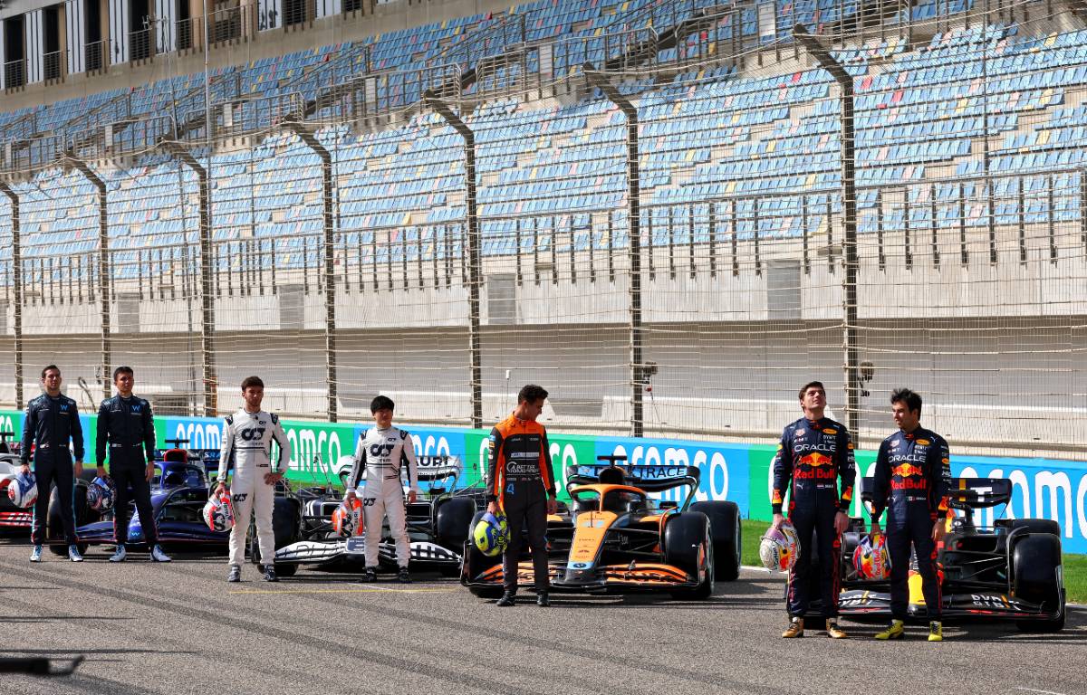 在季前测试前，车手们在他们的赛车旁排队。巴林2022年3月。