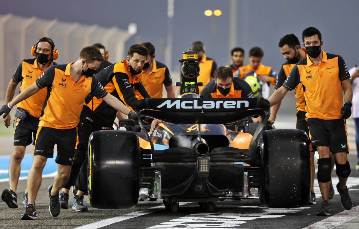 迈凯轮机械师将MCL36推回车库。巴林2022年3月。
