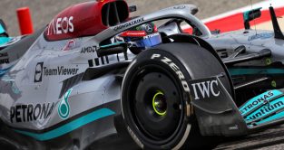 乔治·拉塞尔在测试中驾驶着零舱W13赛车。2022年3月