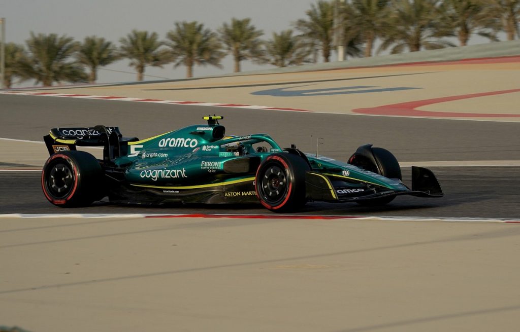 Sebastian Vettel drives the Aston Martin AMR22. Bahrain, March 2022.