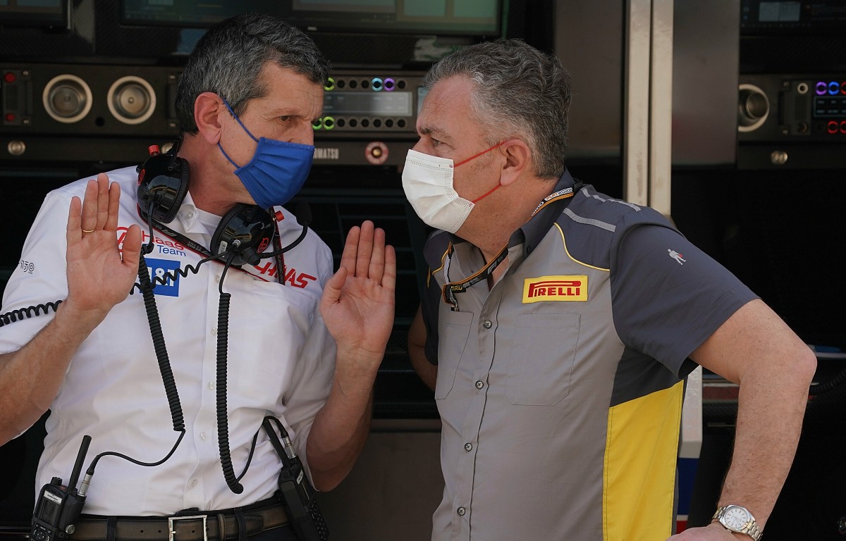 哈斯的冈瑟·施泰纳与倍耐力F1老板马里奥·伊索拉谈话。巴林，2022年3月。