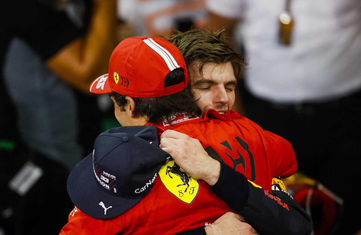 Carlos Sainz congratulates 2021 World Champion Max Verstappen. Abu Dhabi December 2021