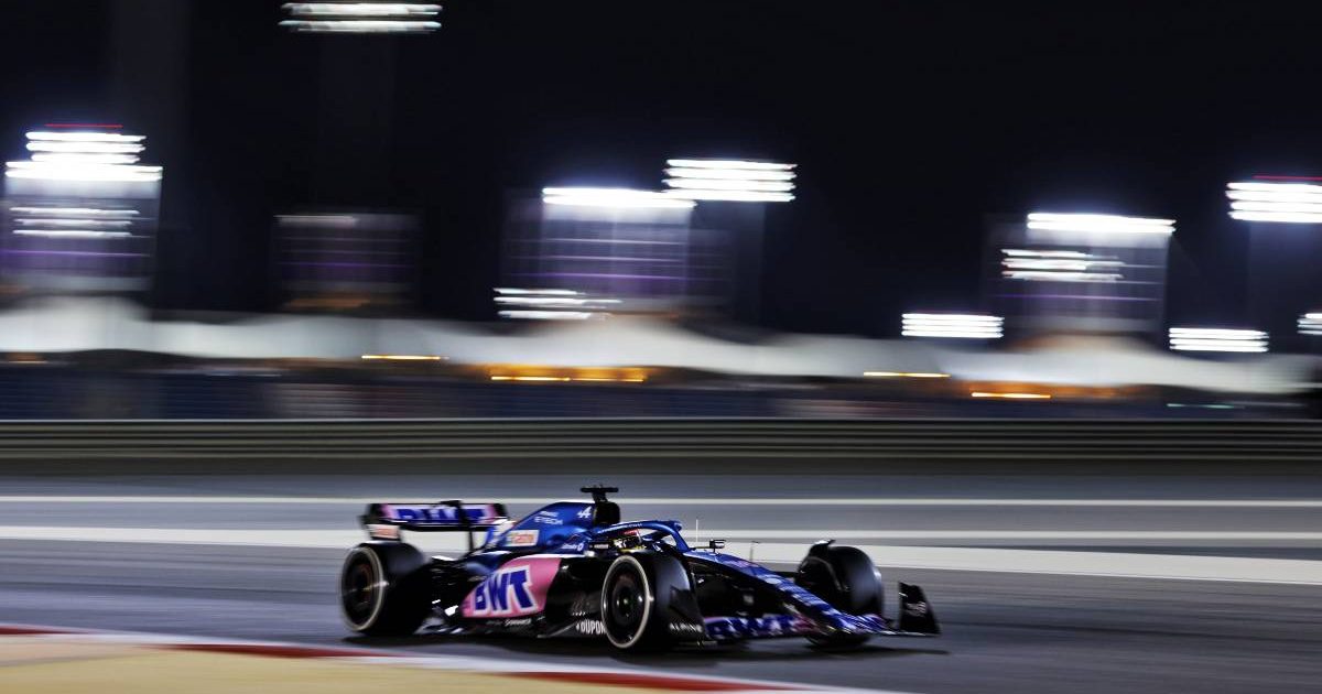 费尔南多·阿隆索在测试期间的灯光下驾驶阿尔卑斯赛车。2022年3月巴林。