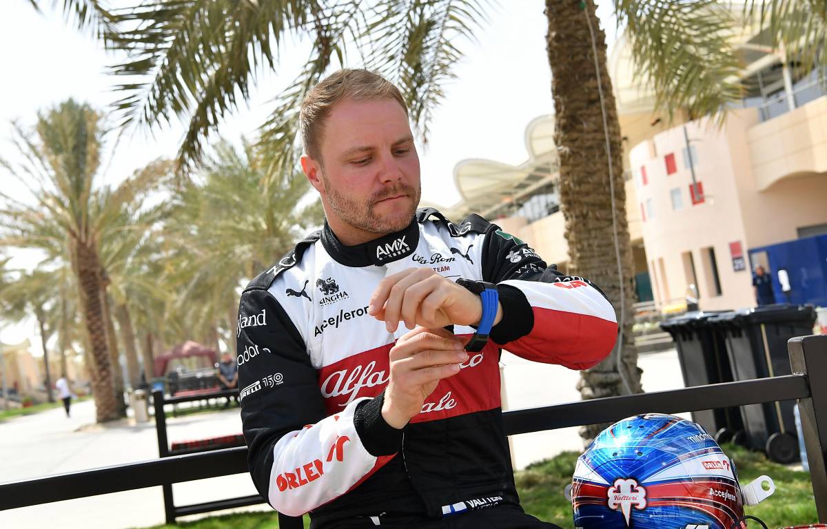 Valtteri Bottas, Alfa Romeo, ajusta seu relógio.  Bahrein, março de 2022.