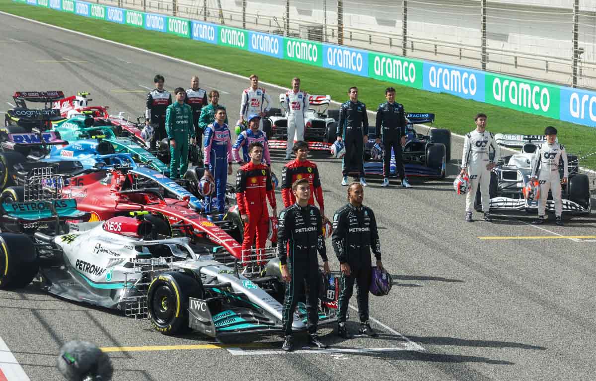 f1车手都站在发车区。巴林2022年3月。