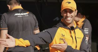 丹尼尔·里恰尔多(Daniel Ricciardo)带路。巴林、2022年3月。