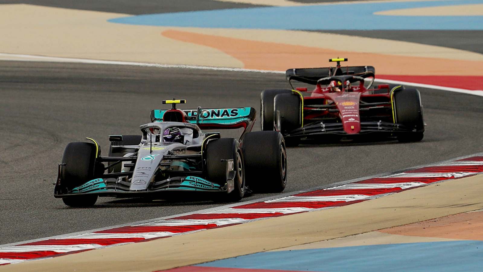 Mercedes driver Lewis Hamilton and Ferrari driver Carlos Sainz. Bahrain March 2022.