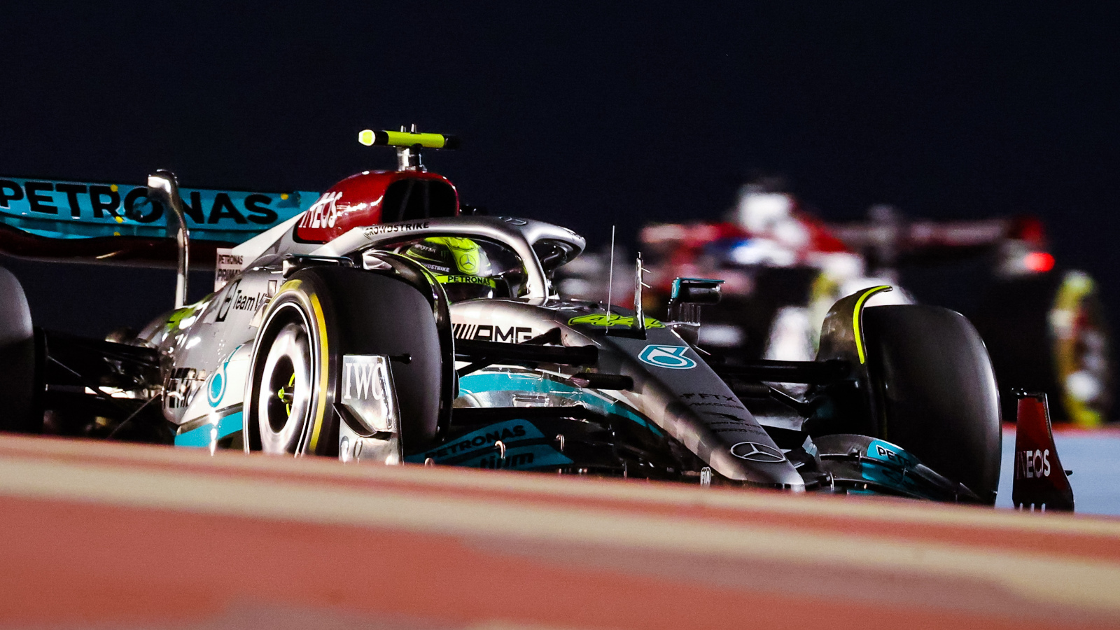 刘易斯·汉密尔顿在赛道灯光下。f1巴林大奖赛2022年3月