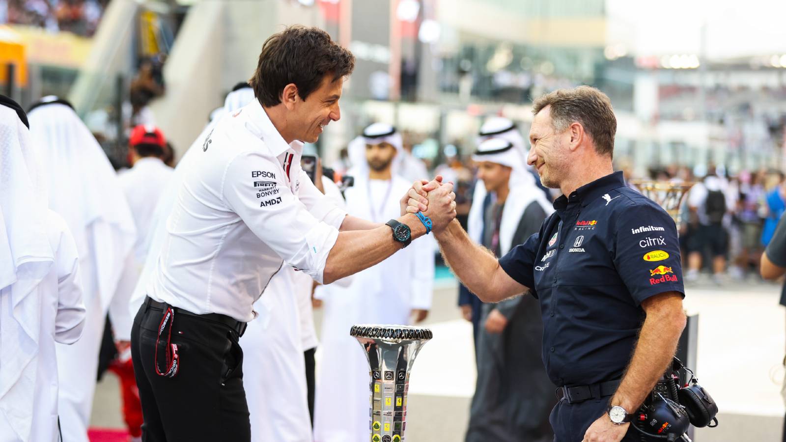 Toto Wolff and Christian Horner shake hands. Abu Dhabi December 2021.