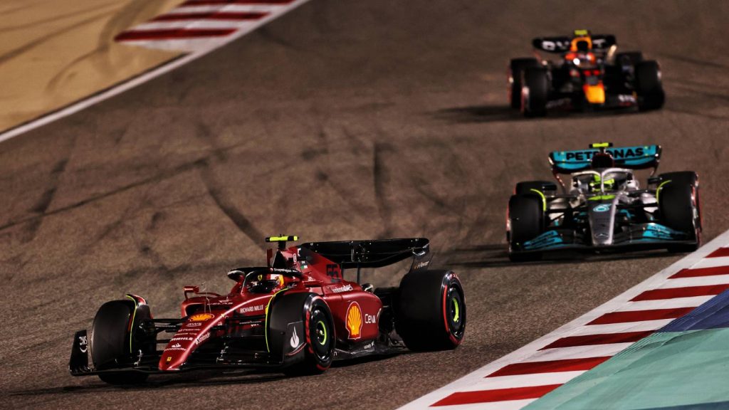 Carlos Sainz ahead of a Mercedes and a Red Bull. Bahrain March 2022.