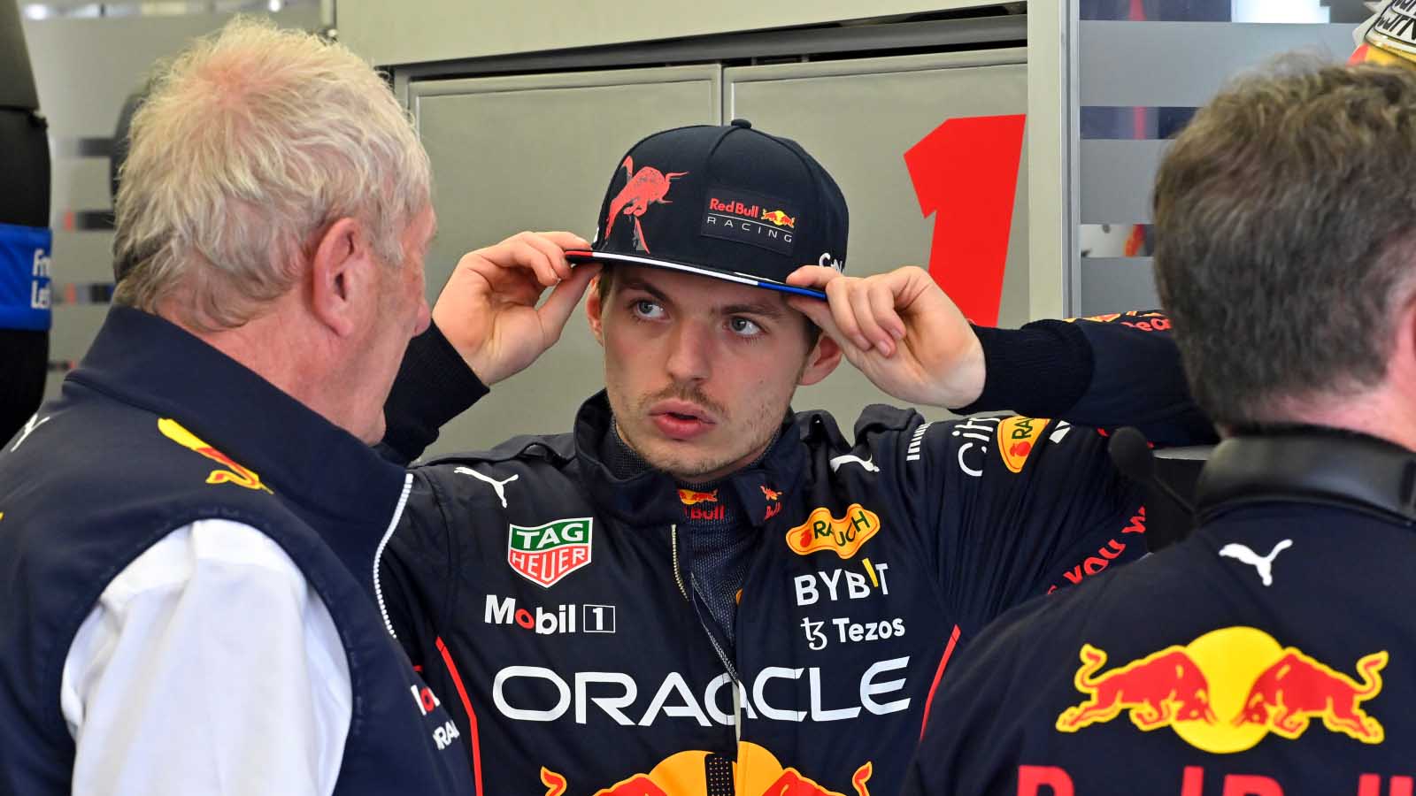 Max Verstappen在听Helmut Marko。2022年2月，巴塞罗那。