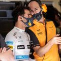 丹尼尔·里卡多与迈凯轮工程师交谈。2022年3月巴林