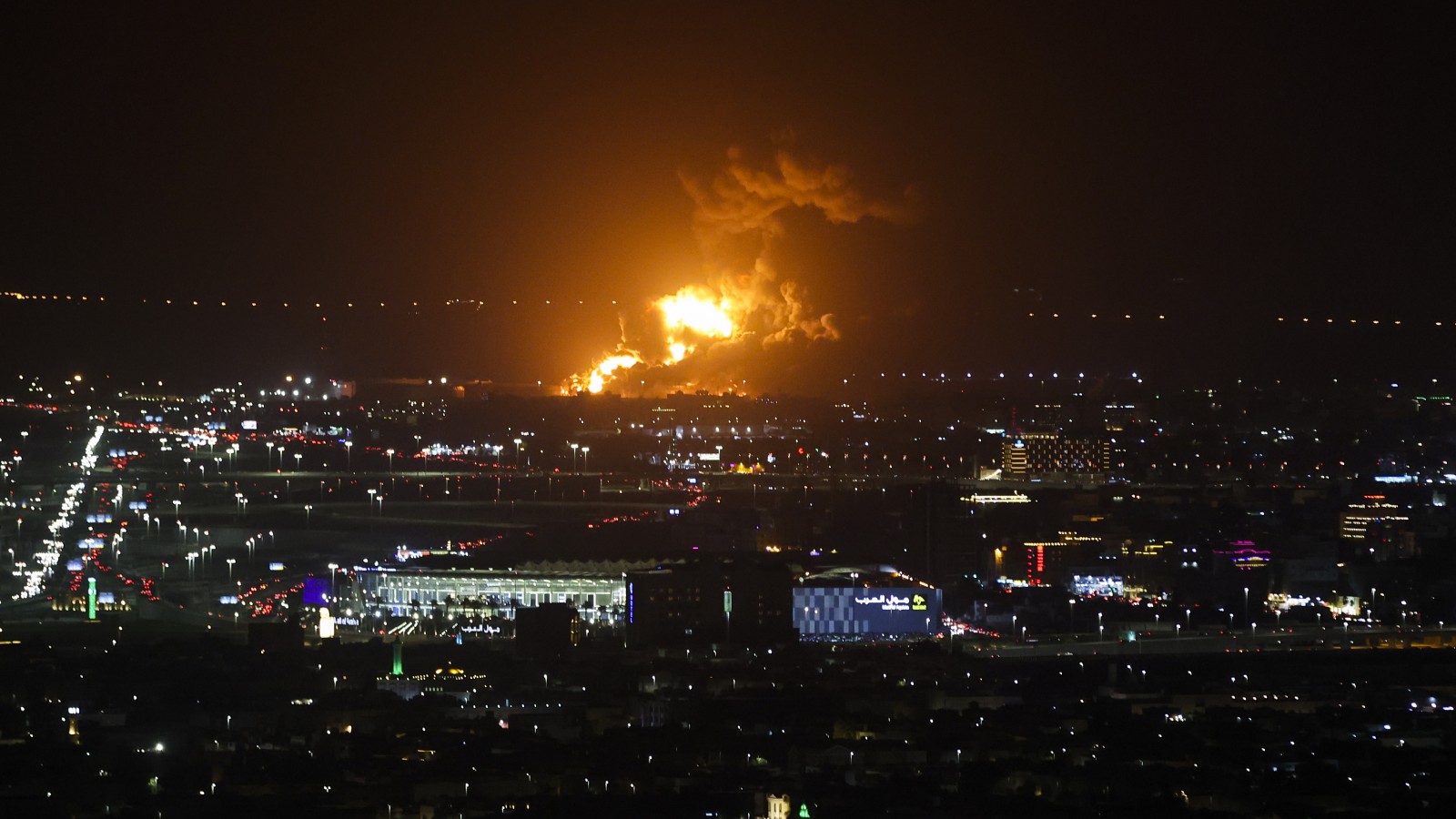 Flammes visibles dans le ciel nocturne.  Arabie Saoudite mars 2022.