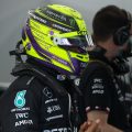 刘易斯·汉密尔顿，在奔驰车库里戴上头盔。沙特阿拉伯2022年3月。
