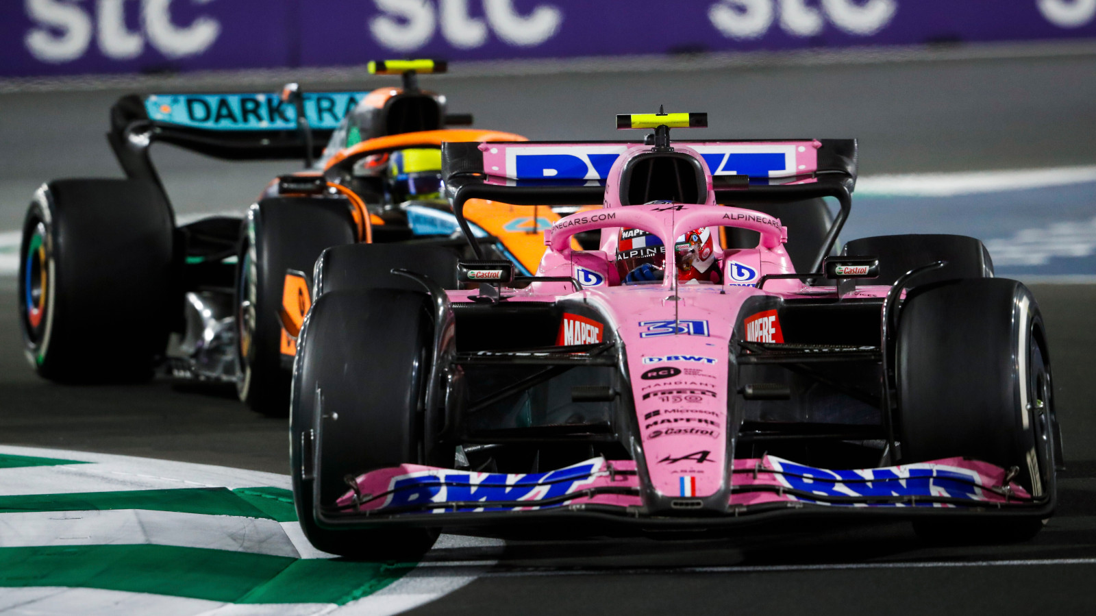 Esteban Ocon dirige Lando Norris.  Arabie Saoudite Mars 2022