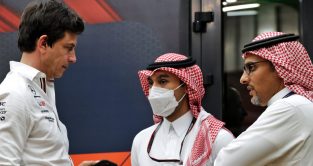托托·沃尔夫在沙特阿拉伯大奖赛上讲话。沙特，2022年3月。